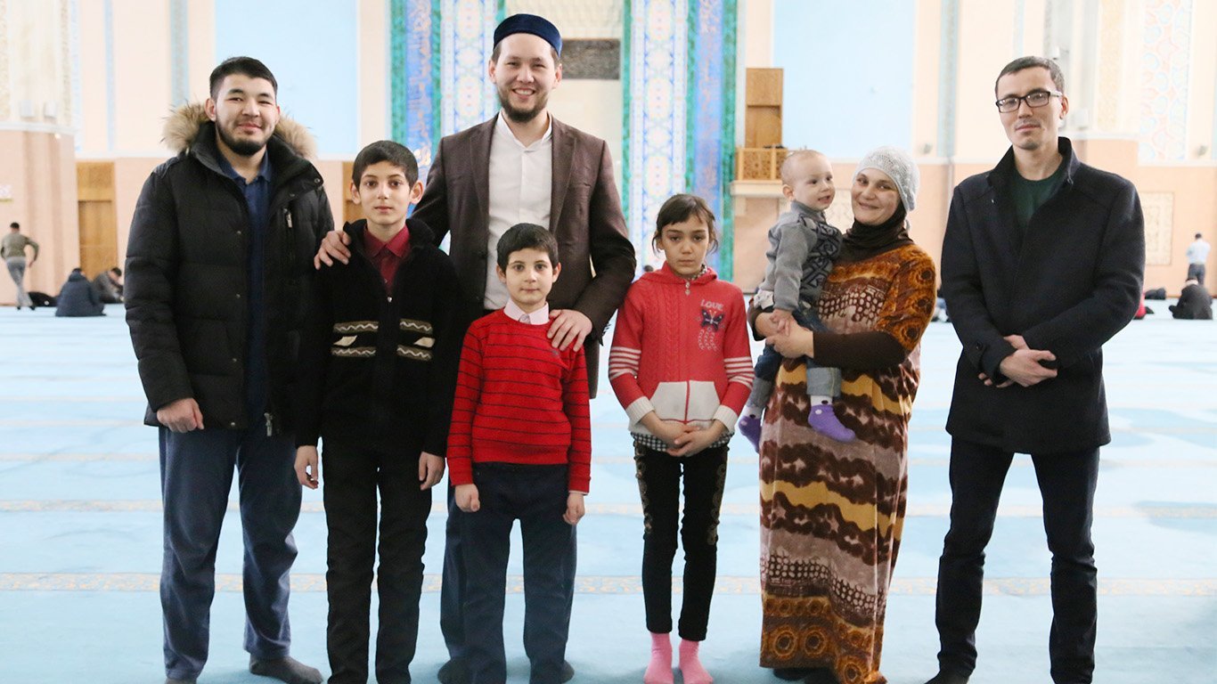 В Наурыз джамаат «Нұр Астаны» порадовал многодетную семью, организовав незабываемые праздничные выходные в столице