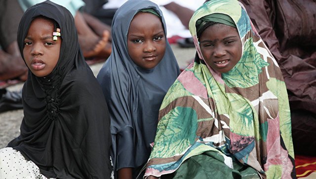 Нигерияда ата-аналарға балаларын мектепке әкелуі үшін ақы төленуде