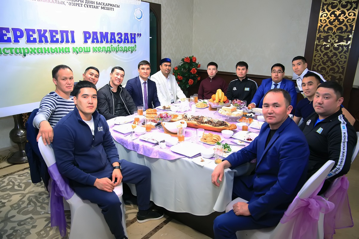 «Берекелі Рамазан» дастарханына боксшылар шақырылды (ФОТО)
