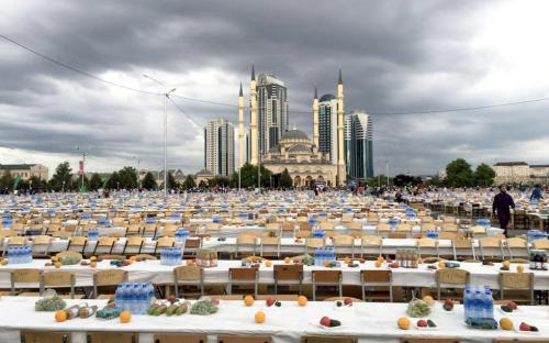 Грозный қаласында мыңдаған кісіге ауызашар дастарханы жайылады