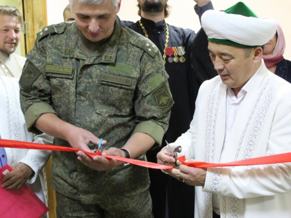 Мусульман солдат. Военнослужащие мусульмане. Мусульмане в Российской армии. Военные у мечети.