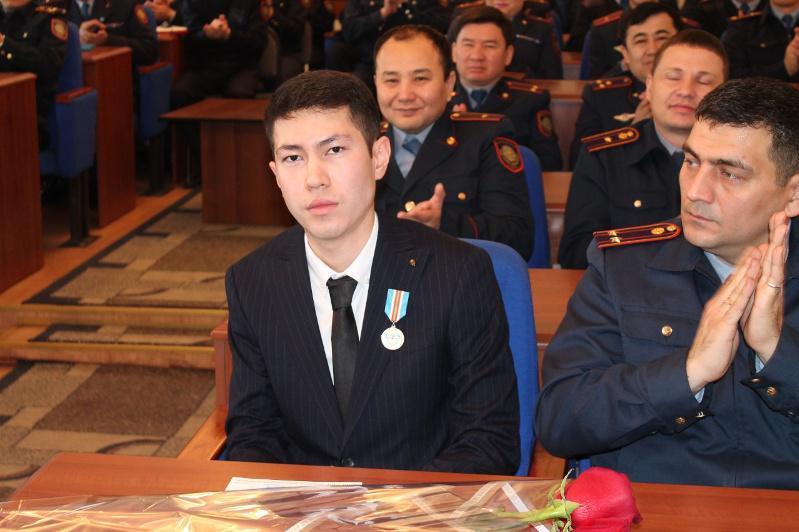Заслонившего собой беременную женщину Темирлана Кадауова наградили в Алматы