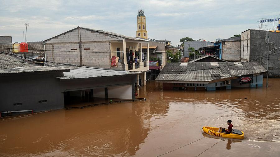 В Индонезии мечети открыли двери для пострадавших от наводнений