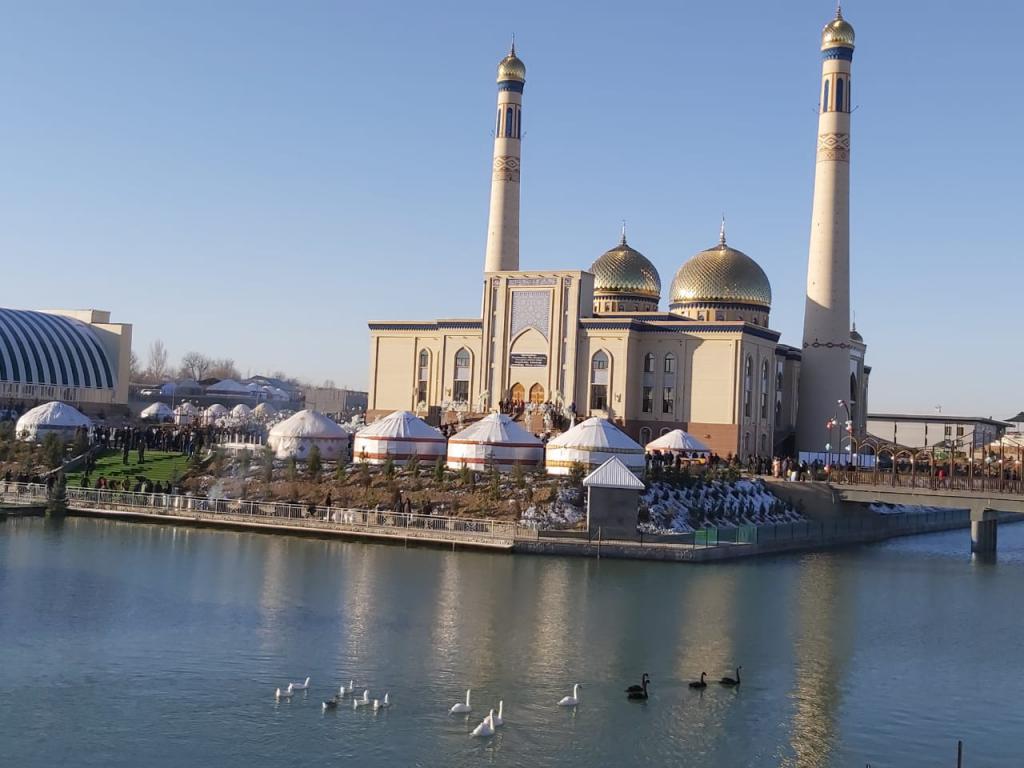 14 мечетей, окружённых водой