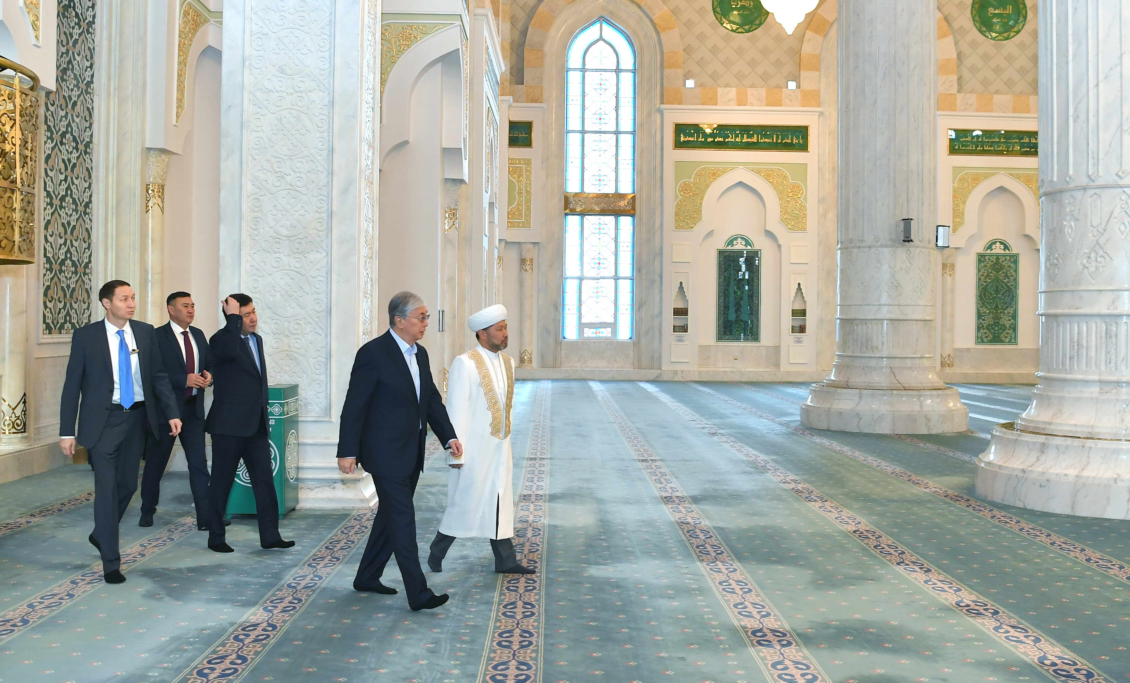 Глава государства посетил мечеть «Хазрет Султан»