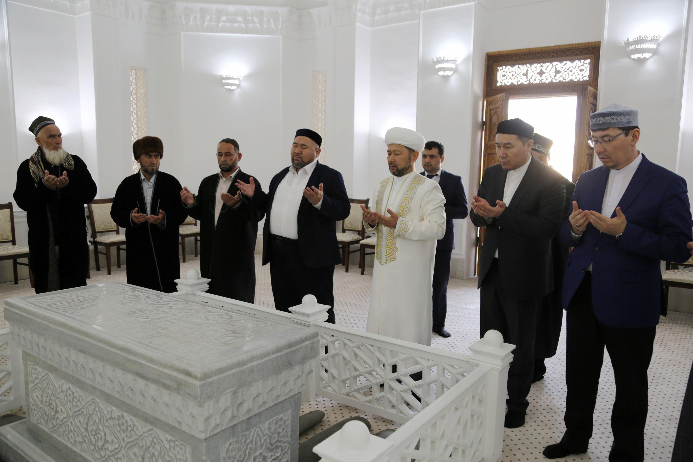 Самарқан қаласында жатқан ислам ғұламаларына зиярат жасалды (ФОТО)