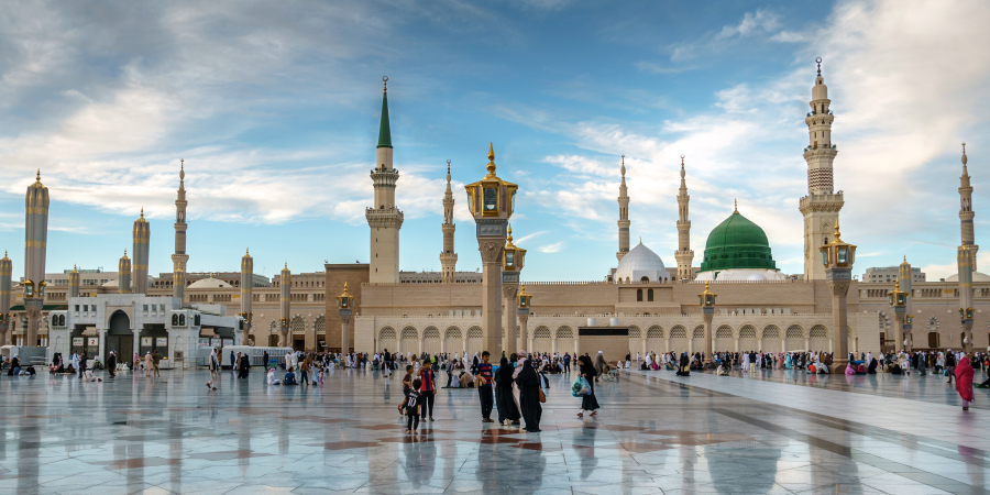 Запрет на все коллективные молитвы в мечетях ввели в Саудовской Аравии