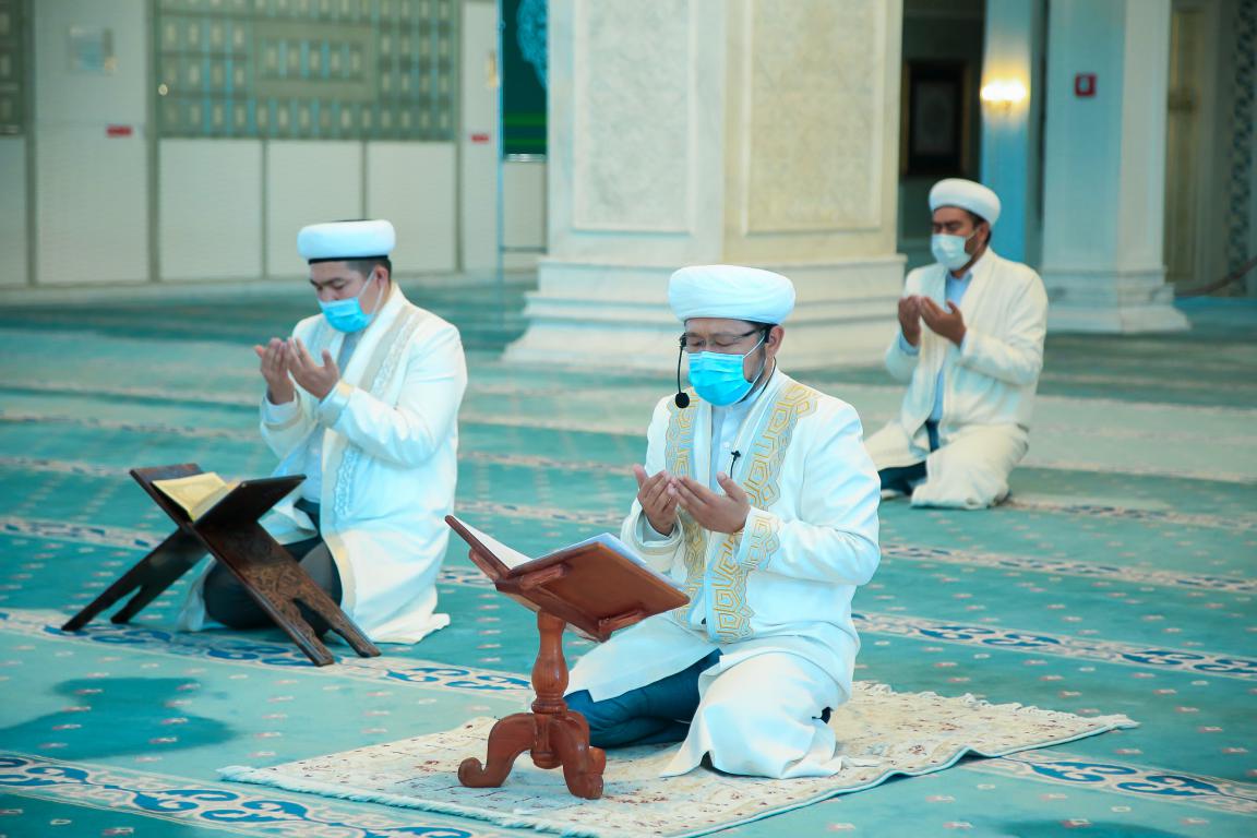Верховный муфтий посвятил Коран погибшим от пандемий (ФОТО)