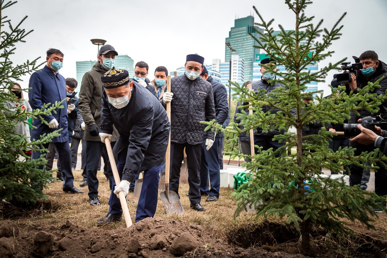 Верховный муфтий принял участие в акции «Посадка 30 тысяч деревьев к 30-летию»