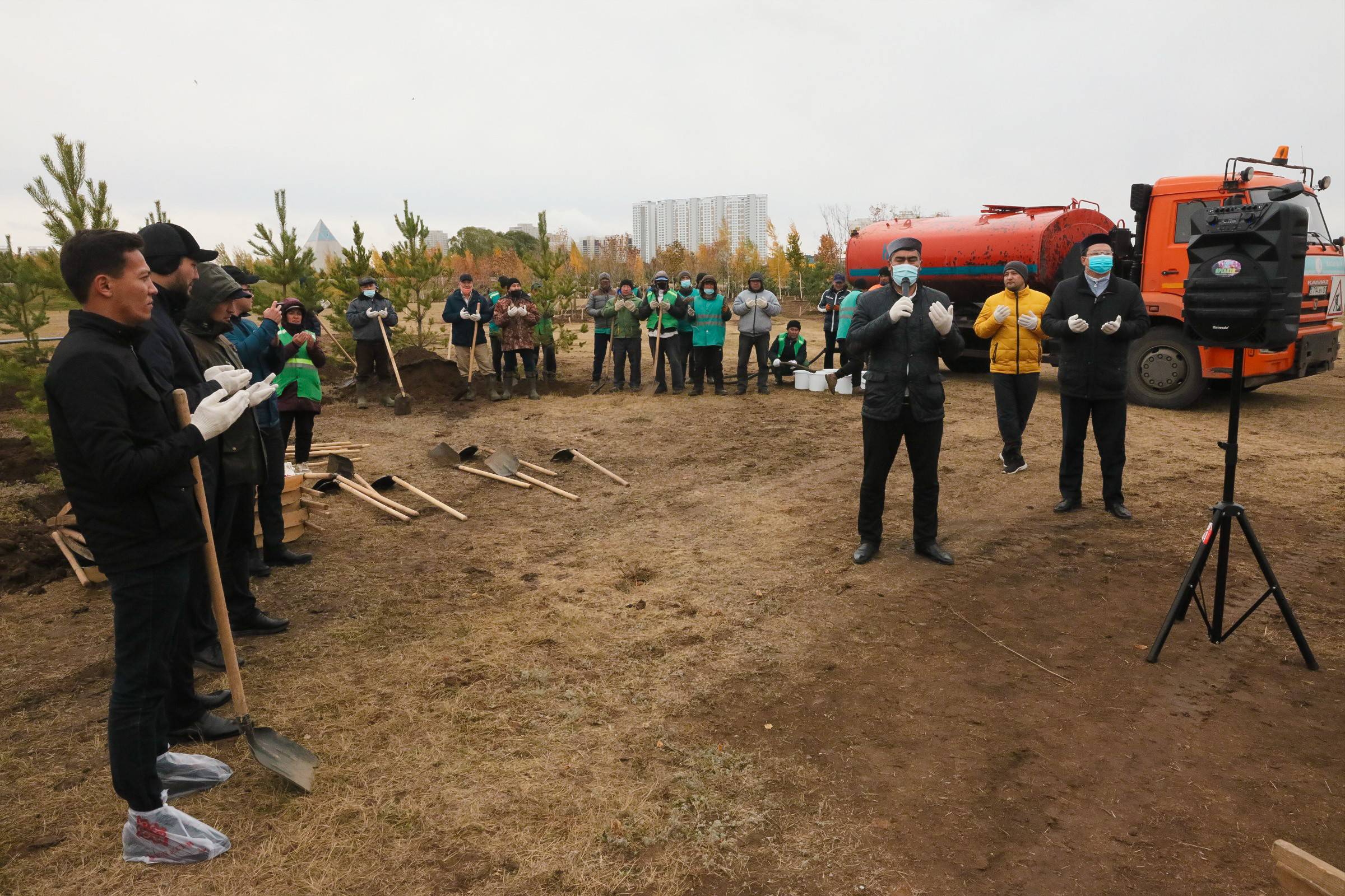 Елорда өкілдігі республикалық акция аясында 520 түп ағаш отырғызды (ФОТО)