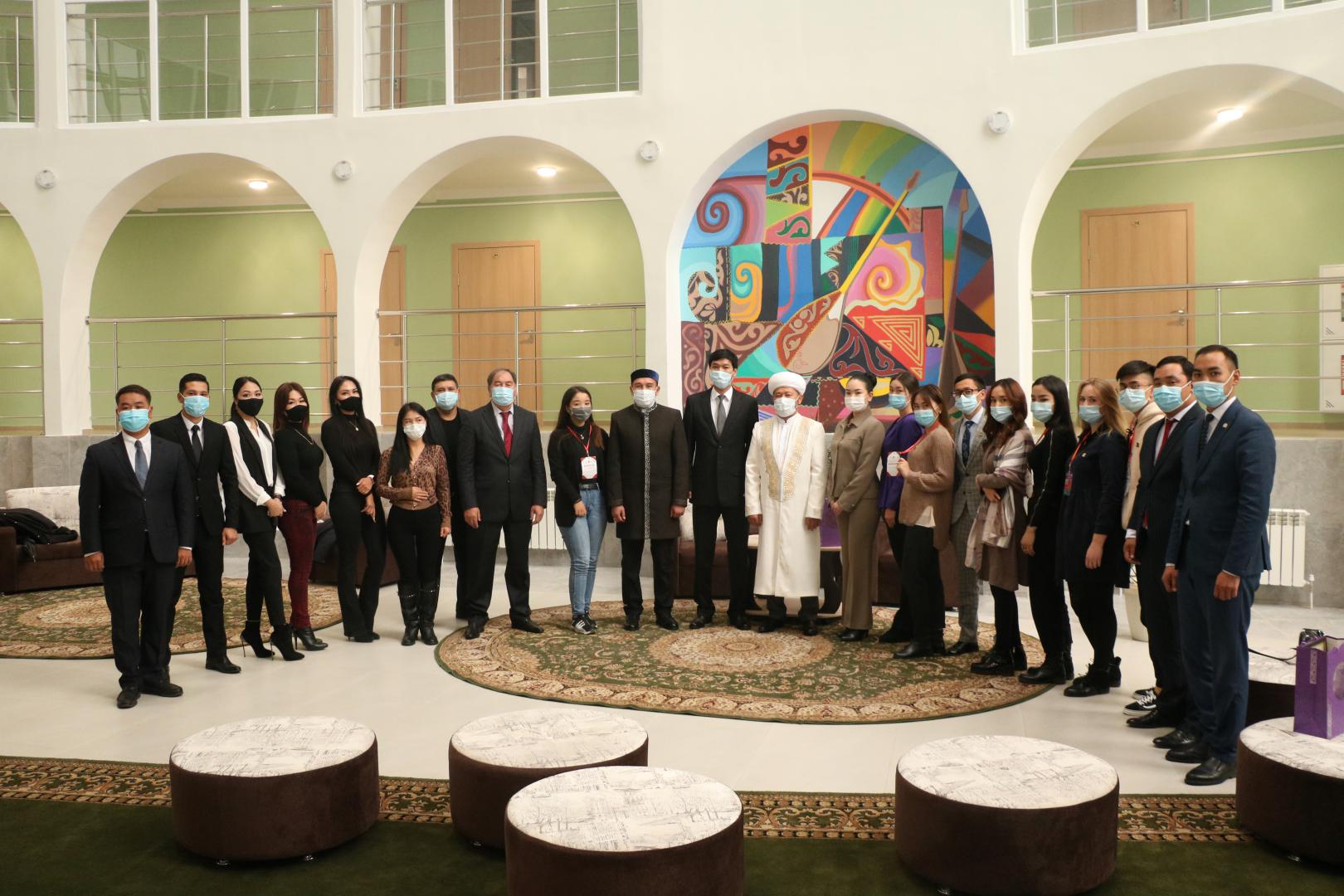 Верховный муфтий встретился с волонтерами Талдыкоргана (ФОТО)