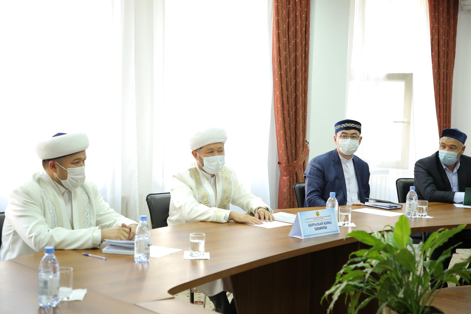 Верховный муфтий встретился с имамами Алматы (ФОТО)