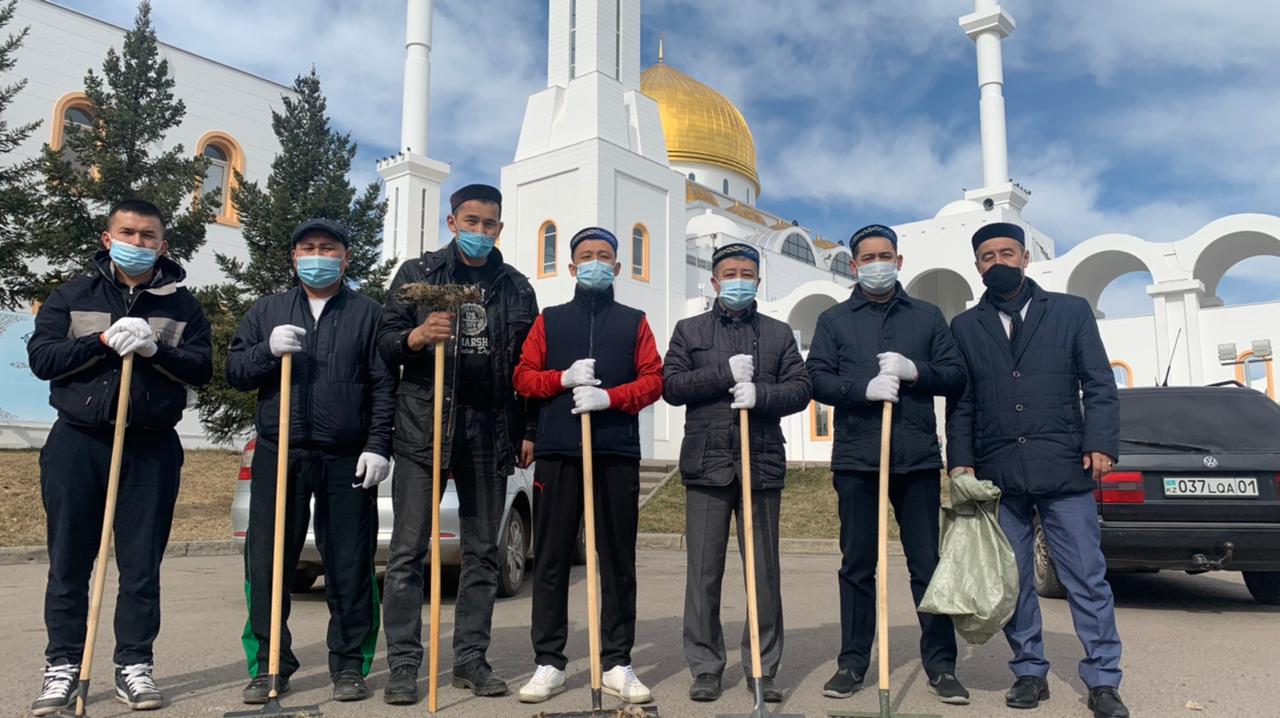 «Нұр Астана» мешітінің қызметкерлері сенбілікке шықты