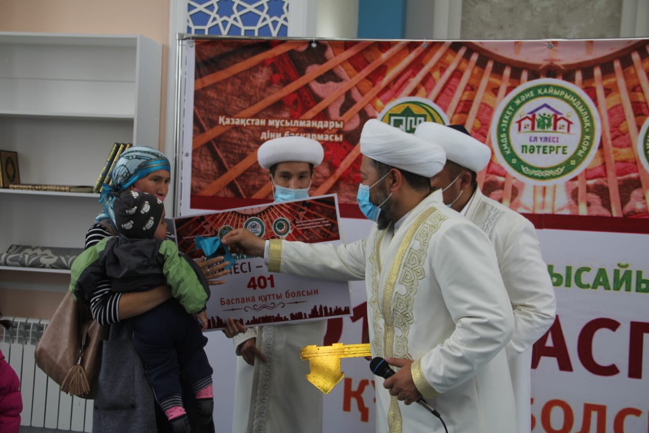 Наурызбай қажы Тағанұлы 401-үйдің кілтін табыстады