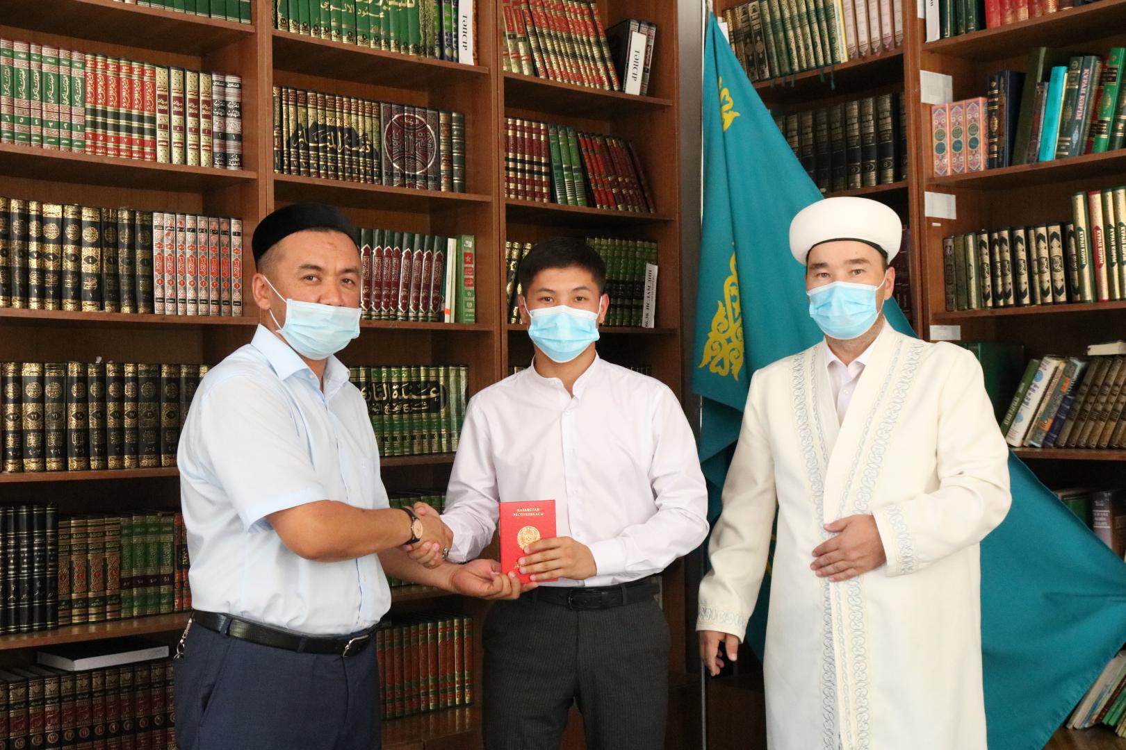 Шымкент: Медресе түлектеріне диплом табысталды