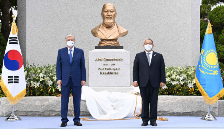 Тоқаев Сеулде Абай Құнанбайұлы ескерткішін ашты