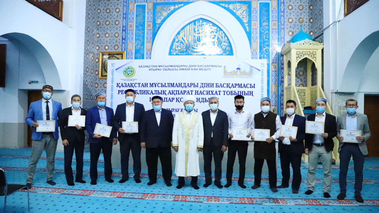 Бас мүфти имамдарға сертификат табыстады (фото)