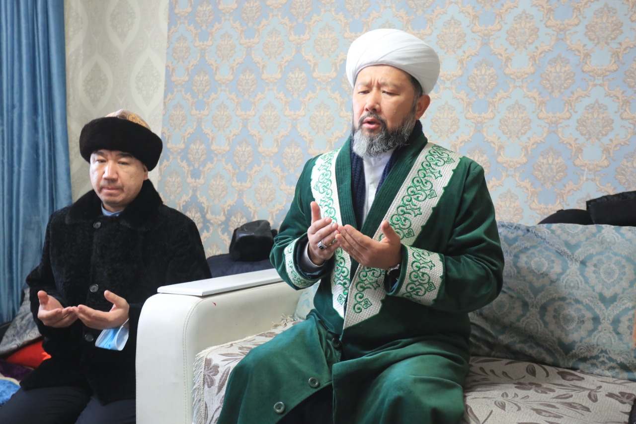 Бас мүфти қаралы үйде марқұмдардың рухына Құран бағыштады (фото)