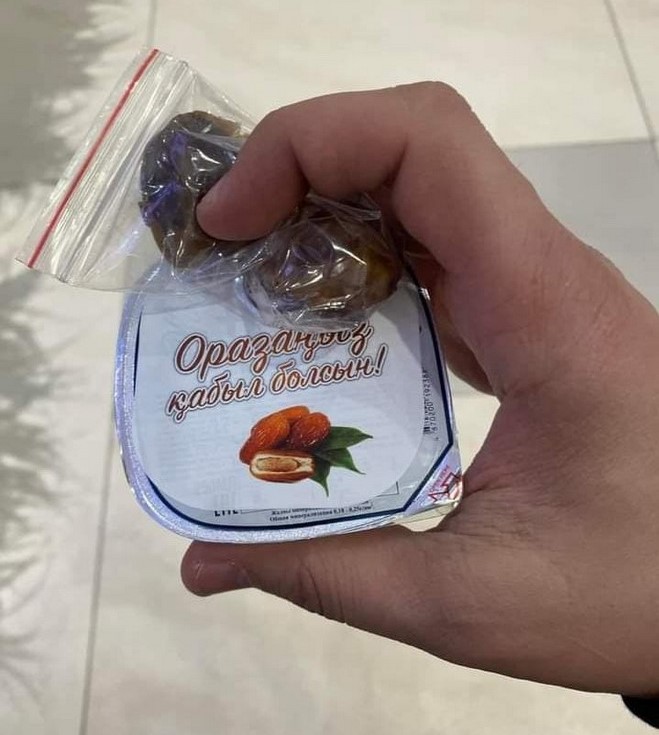 Алматыда 100 мың адамға су мен құрма таратылды