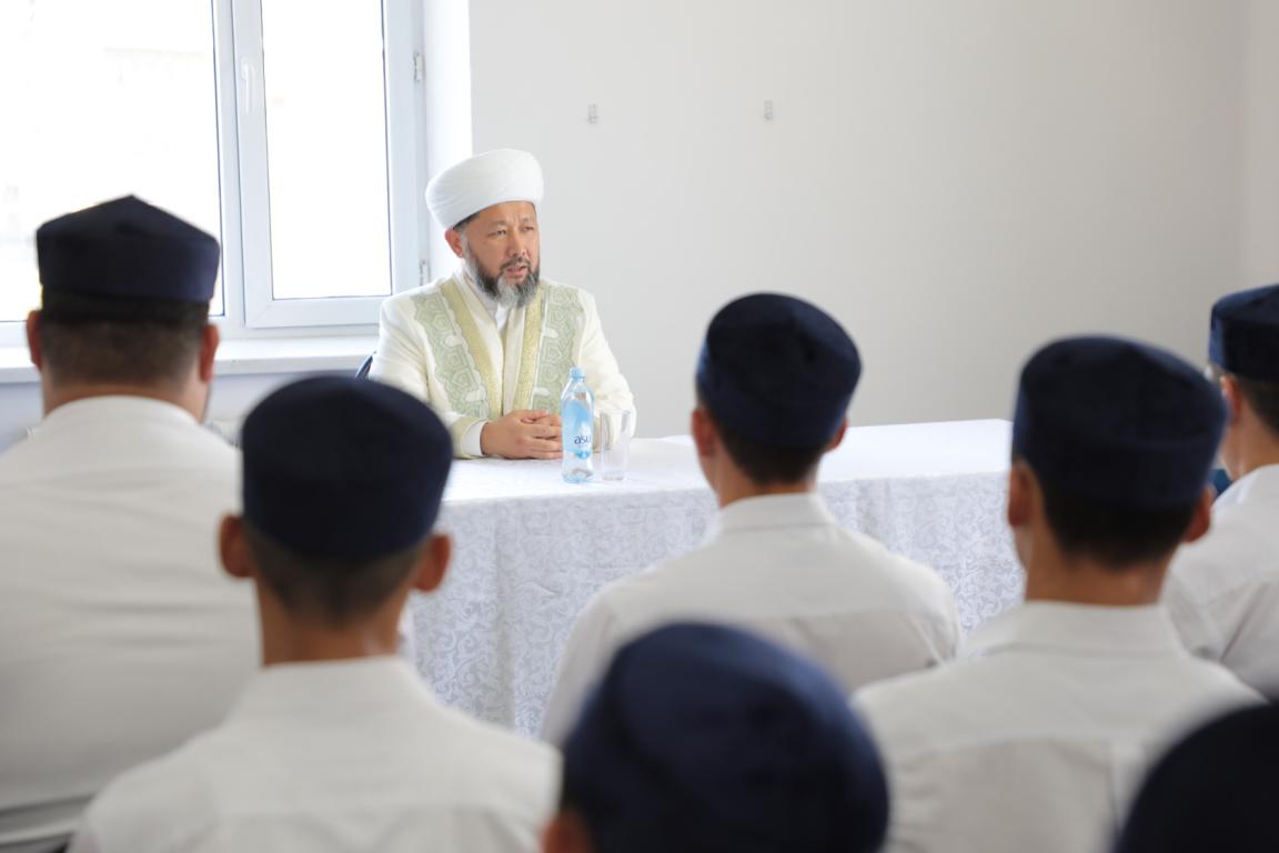 ҚМДБ Төрағасы медресе шәкірттеріне дәріс оқыды (фото)