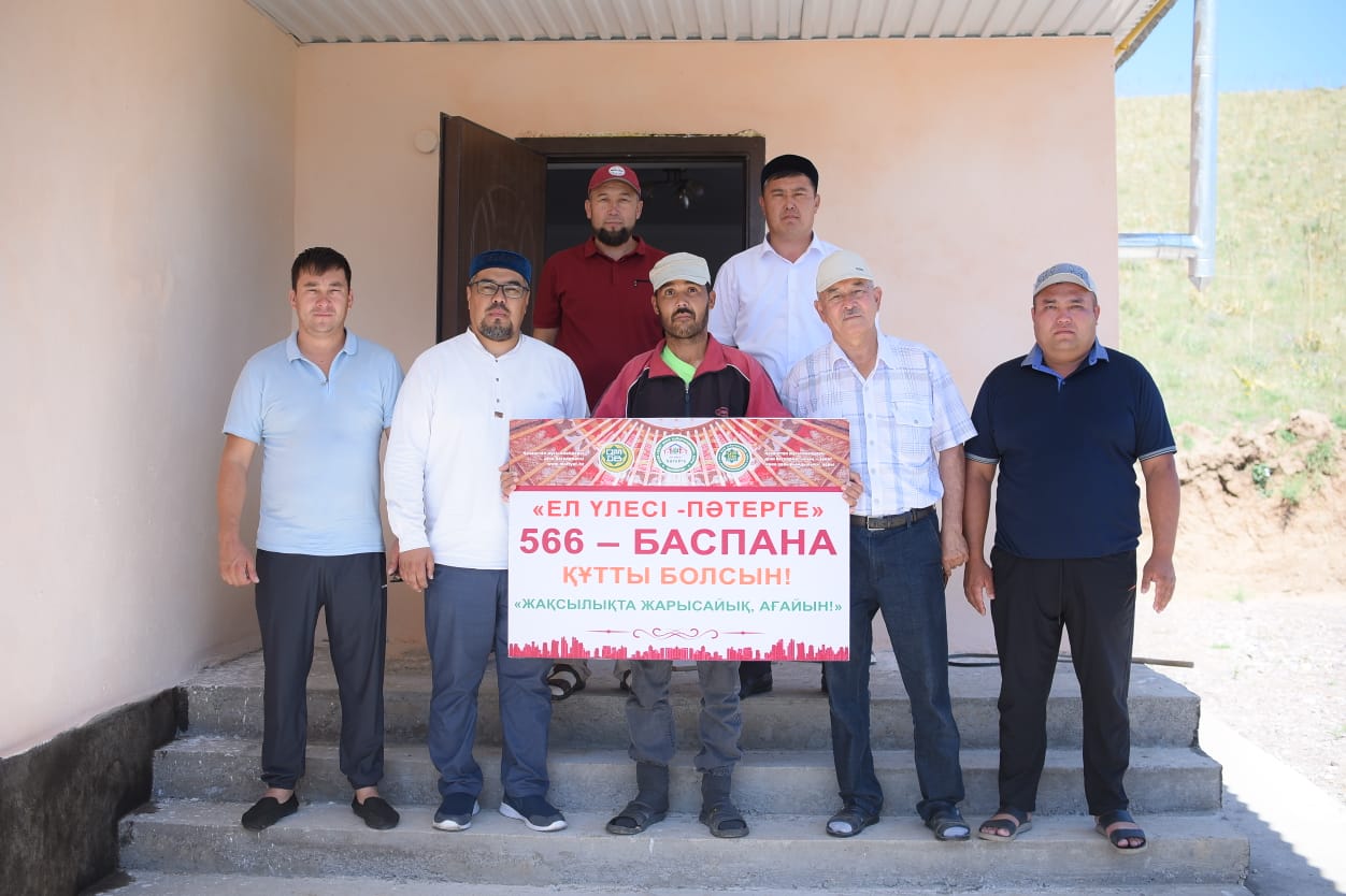 Түлектер тұрмысы төмен отбасыға үй сыйлады (фото)