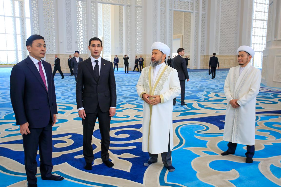Түрікменстан президенті бас мешітте болды (фото)