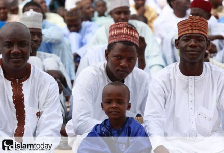 Пұттарды өртеп, жаппай исламды қабылдады (видео)
