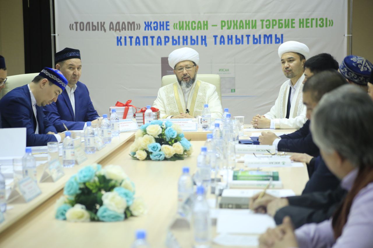 ҚМДБ Төрағасы Ақтөбеде зиялы қауым өкілдерімен сұхбаттасты (фото)