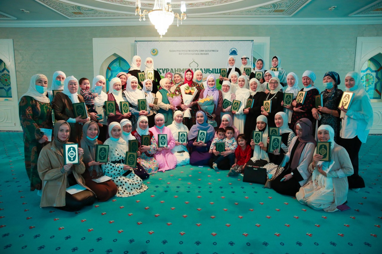 Елордада әйел шәкірттер «Құран әліппесін» тәмамдады