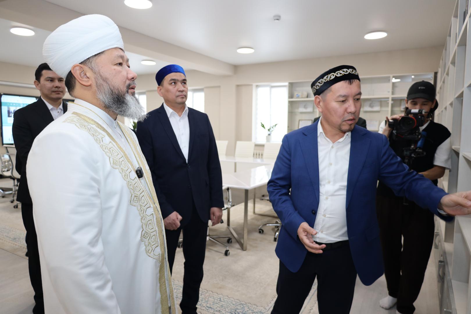 Бас мүфти мешіт жанындағы заманауи кітапханамен танысты (фото)