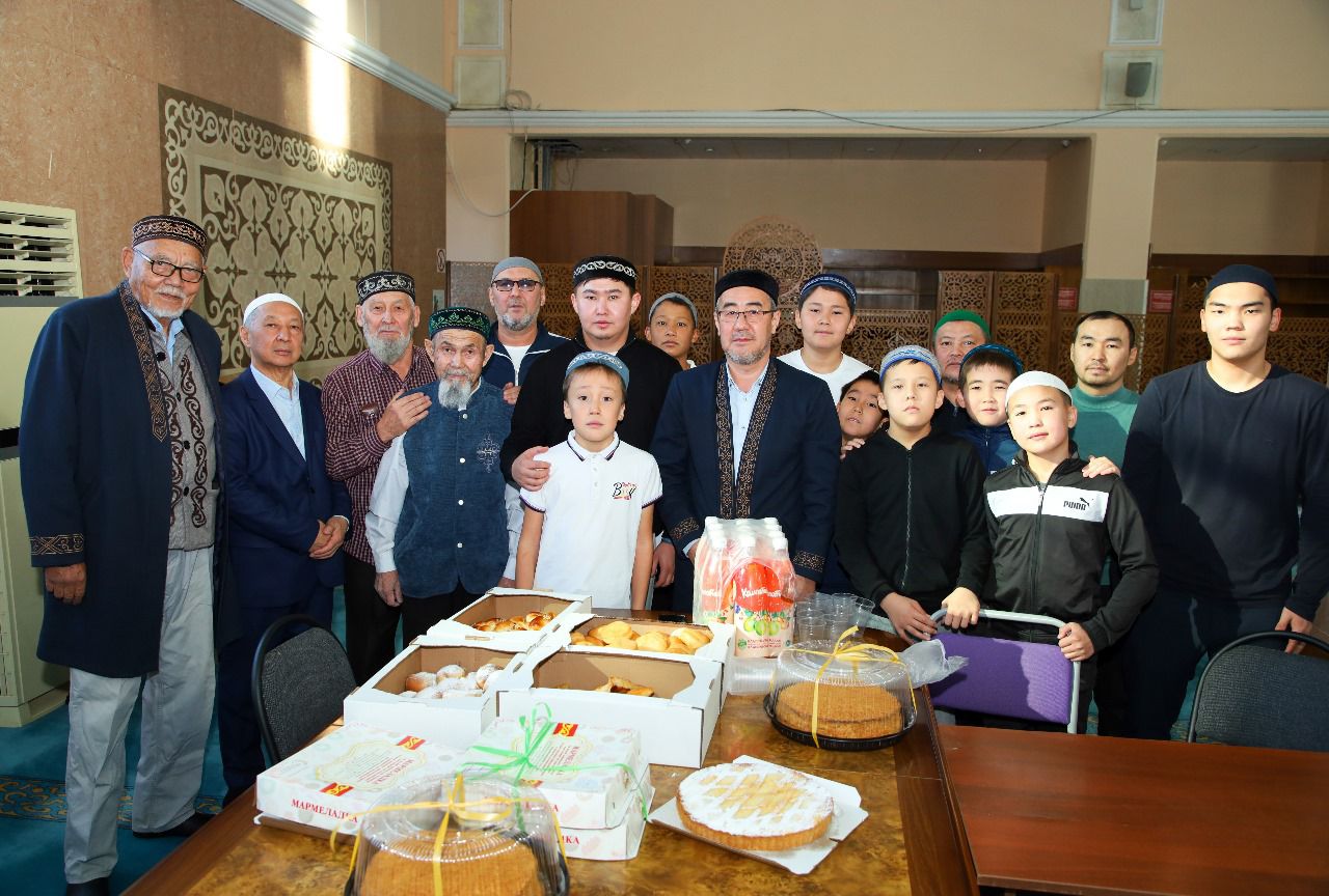 «Зекет және қайырымдылық»: «Әл-Фараби» мешітінің маманына қуаныш сыйлады (фото)