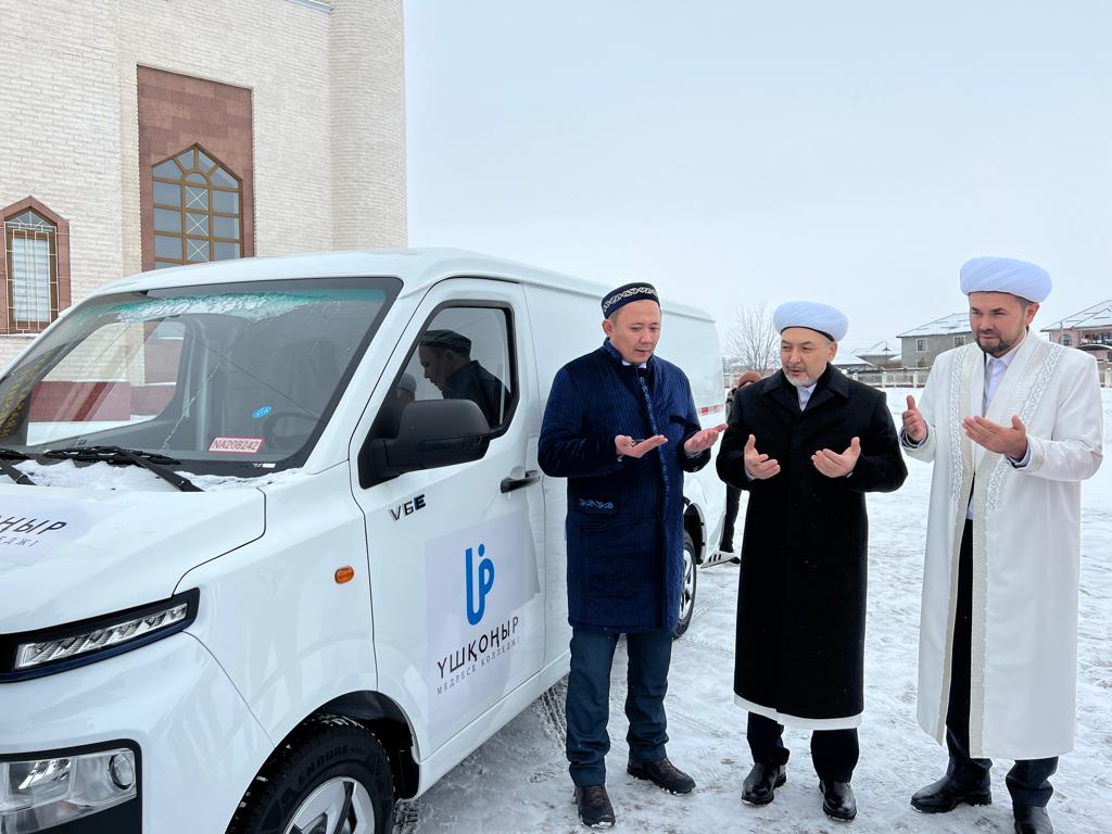 «Үшқоңыр» медресе-колледжіне көлік сыйға берілді