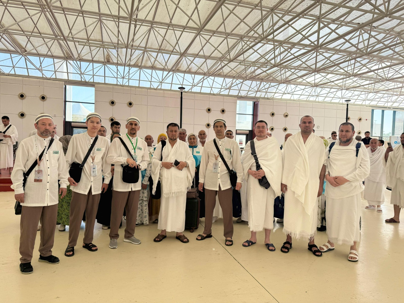 Миссия өкілдері Жидда әуежайынан қажыларды күтіп алды