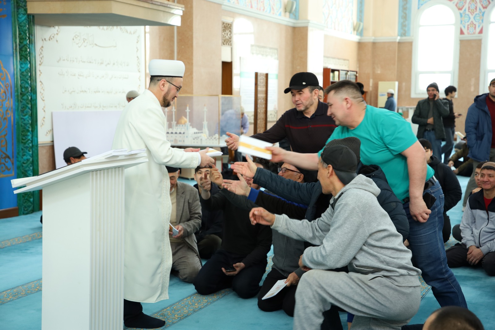Елорда мешіттерінде жамағатқа «Рамазанға қатысты 200 сұрақ» кітабы үлестірілді (фото)