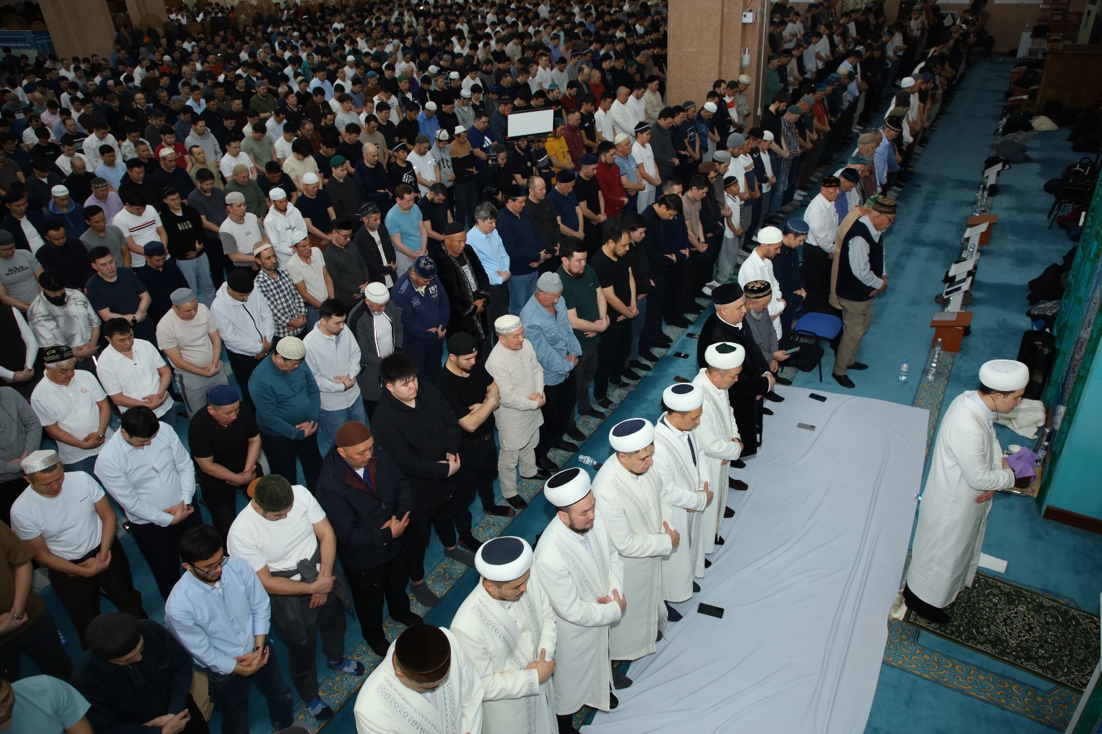 «Әбу Насыр әл-Фараби»: Қадір түнінде жамағатпен бірге Хатым дұғасы жасалды (фото)