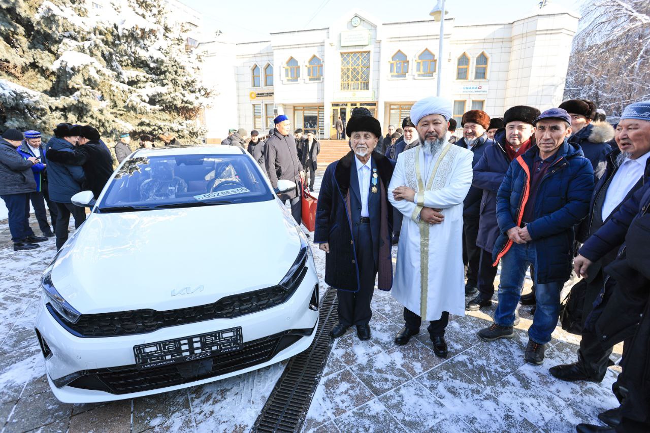 Наурызбай қажы Тағанұлы Рәтбек қажы Нысанбайұлына жаңа автокөлік кілтін табыстады