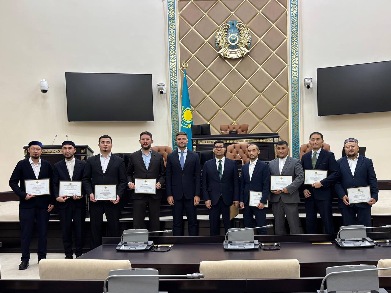 ҚМДБ қызметкерлері сенат аппараты басшысының алғыс хатымен марапатталды