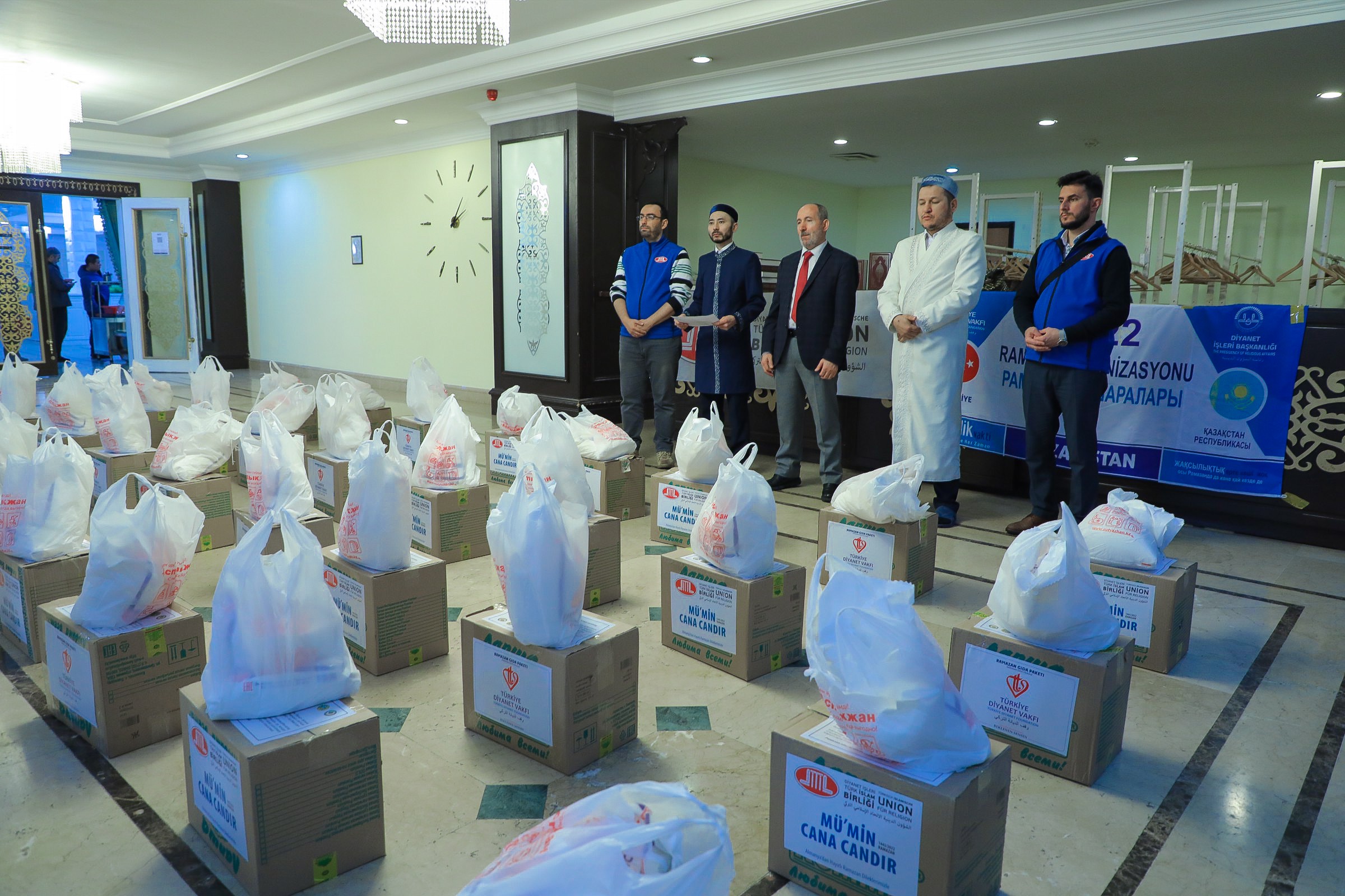Рамазан айы қарсаңында 40 отбасыға қуаныш сыйлады (фото)