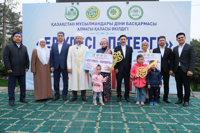 Наурызбай қажы Тағанұлы қос пәтердің кілтін табыстады (фото)