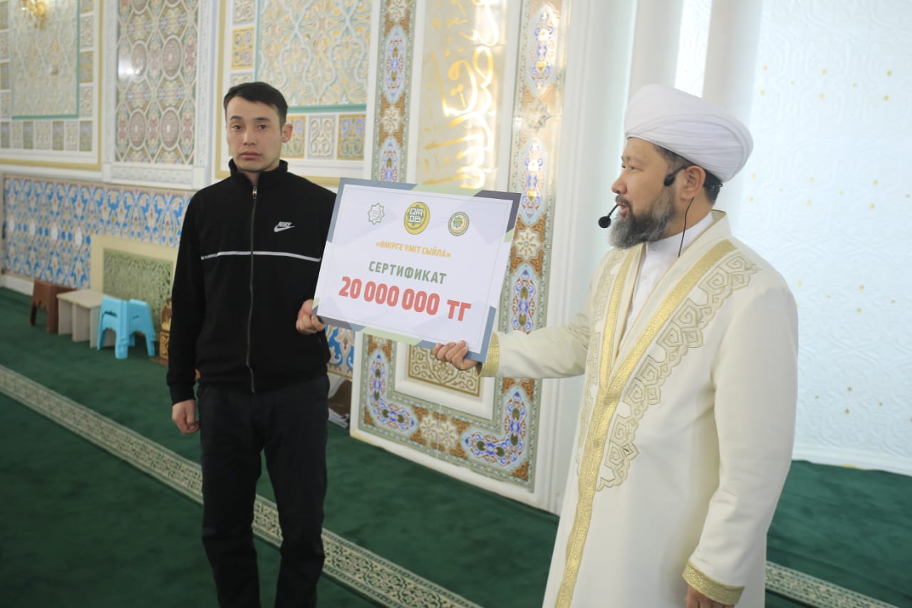 Наурызбай қажы Тағанұлы емге жиналған қаражаттың сертификатын табыстады