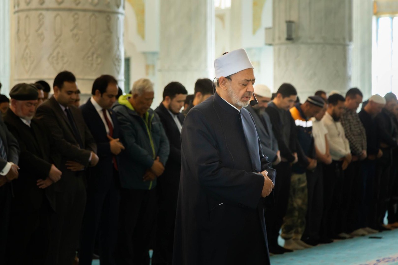 Жоғары мәртебелі имам «Әзірет Сұлтан» мешітінде бесін намазына қатысты (фото)