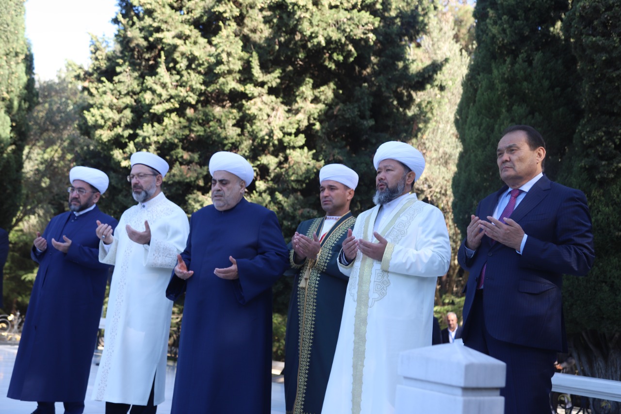Түркі мемлекеттері ұйымы мүфтилері шаһиттер аллеясына зиярат жасады (фото)