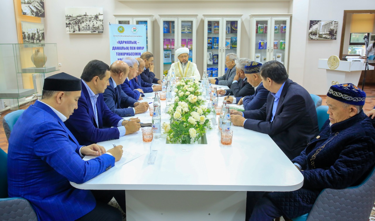 Бас мүфти Шымкентте зиялы қауым өкілдерімен кездесті (фото)