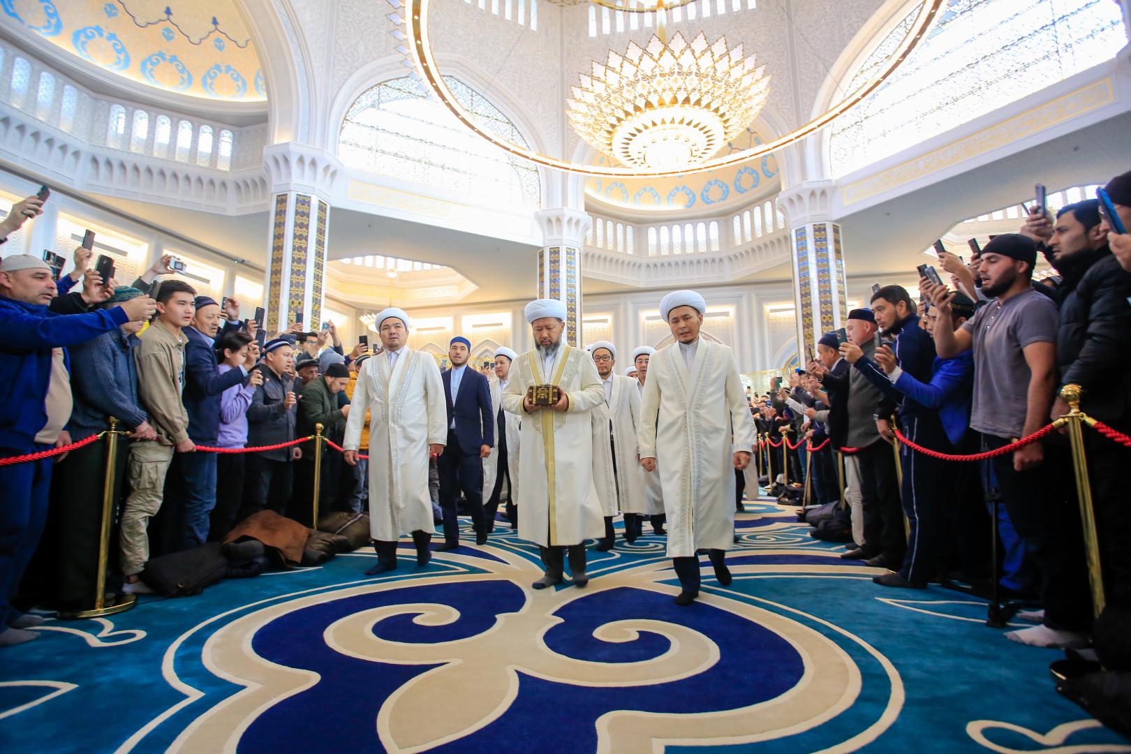 Бас мүфти Пайғамбарымыздың (ﷺ) мүбәрак сақал-шәрифін көру іс-шарасына қатысты (фото+видео)