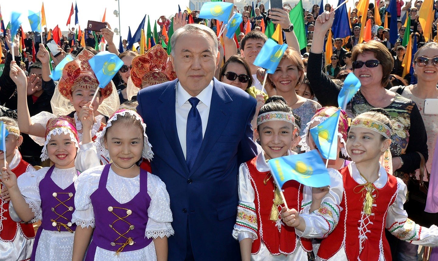 Нурсултан Назарбаев с народом
