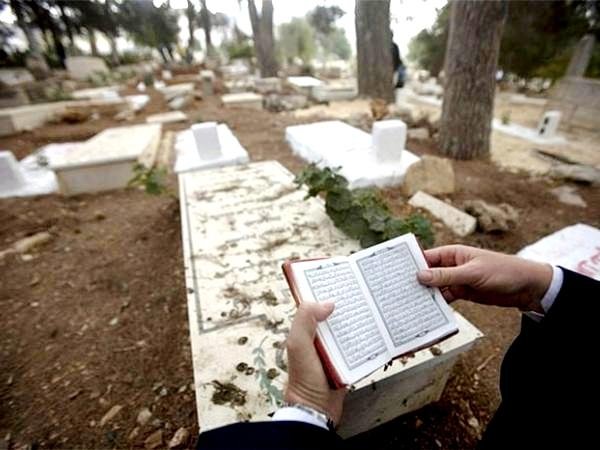 Какую суру читать умершим. Мусульманское кладбище. Чтение Корана на кладбище. Кладбище Коранов.