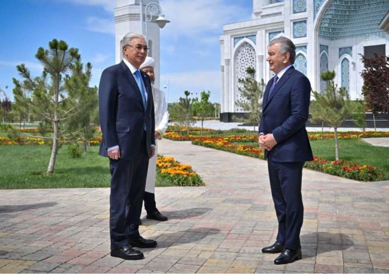 Қасым Жомарт Тоқаев Өзбекстан президентімен бірге Түркістандағы жаңа мешітті аралап көрді