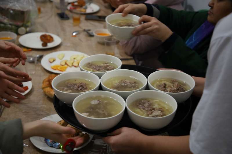 «Әл-Фараби»: Қадір түні 650 адамға ауызашар мен сәресі берілді (фото)