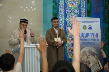 «Әл-Фараби»: Қадір түнінде жамағатқа викториналық сұрақтар қойылды (фото)