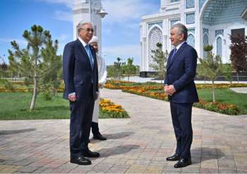 Қасым Жомарт Тоқаев Өзбекстан президентімен бірге Түркістандағы жаңа мешітті аралап көрді